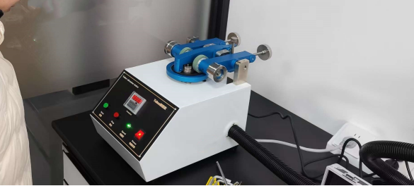 上海理濤赴蘇州某有限公司上門培訓(xùn)設(shè)備多功能刮擦測試儀和Taber耐磨儀